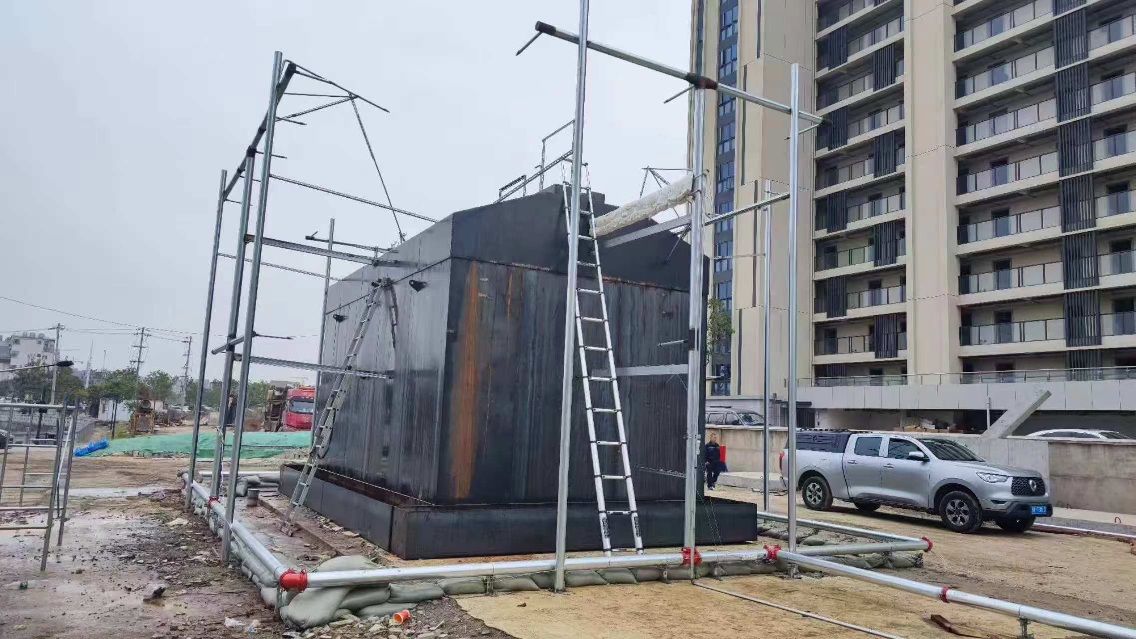 220kV全尺寸变压器试验模型低角度实景,现场人员及车辆可作体量参照